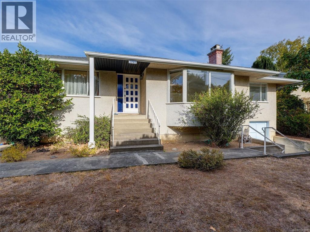3896 Hobbs St, Saanich