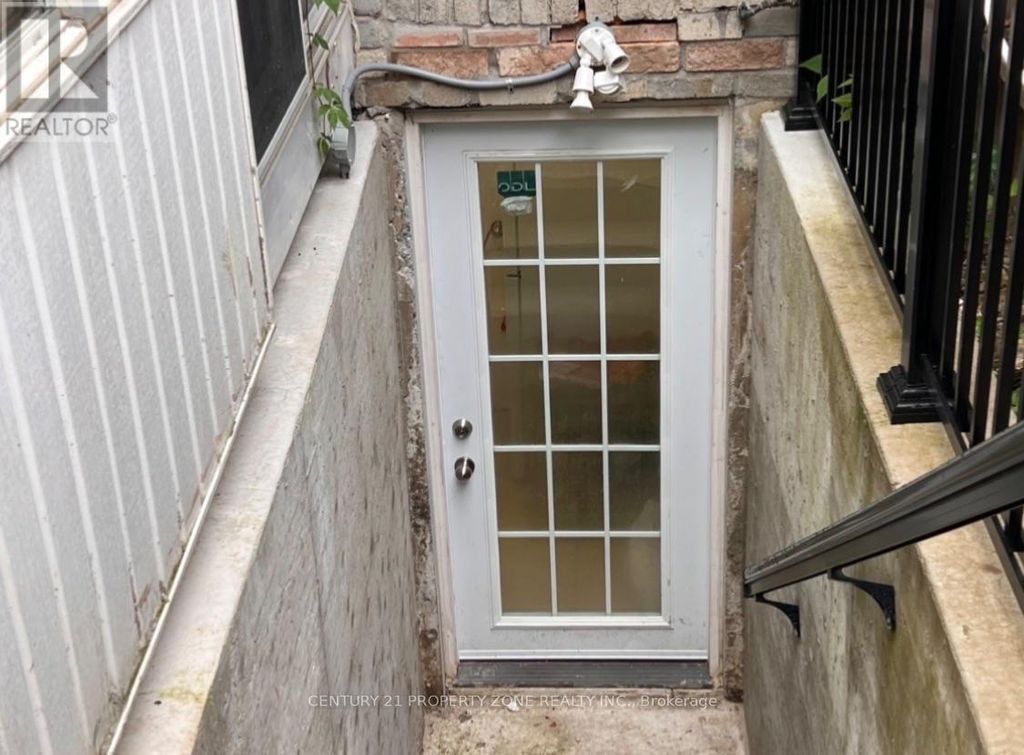 Basement - 6 Roehampton Crescent W, Brampton (brampton South)