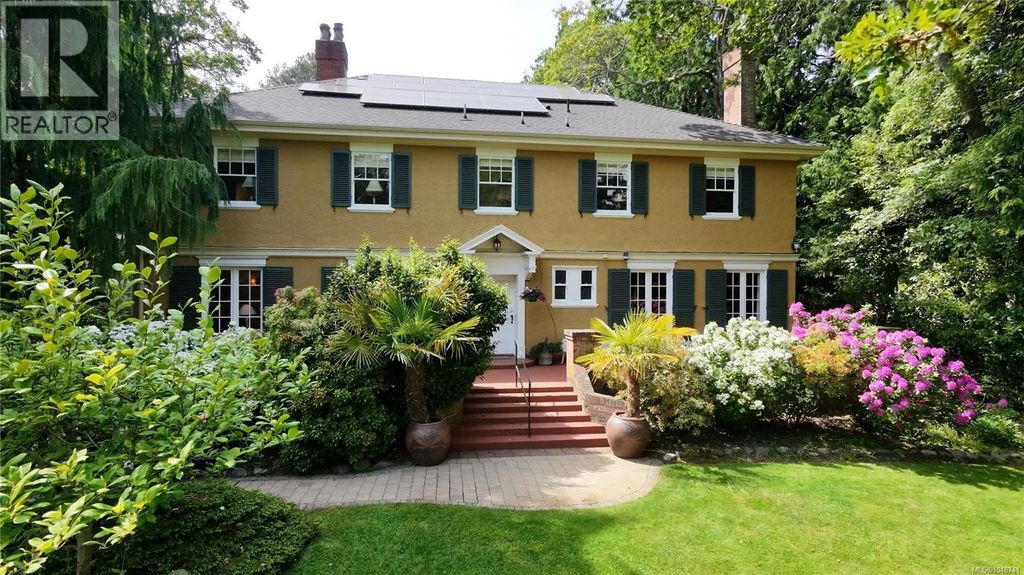 990 Terrace Ave, Victoria