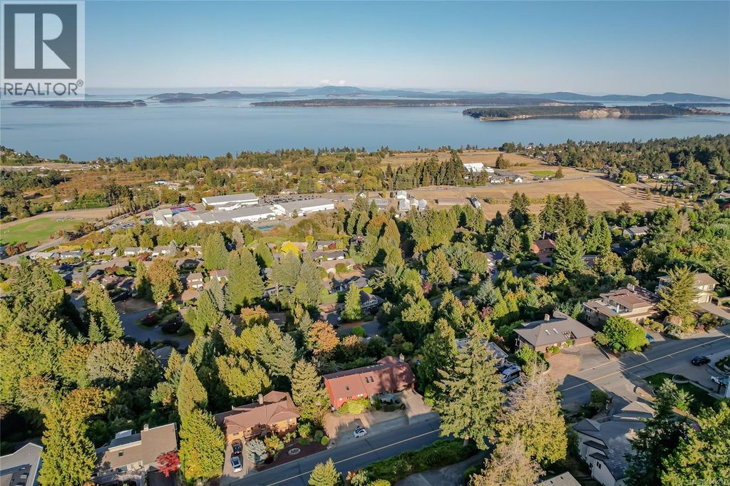 8839 Forest Park Dr, North Saanich