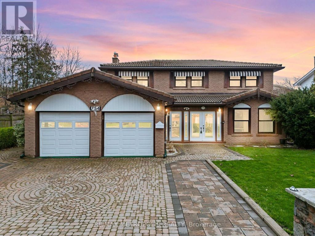 Upper - 754 Eyer Drive, Pickering (west Shore)