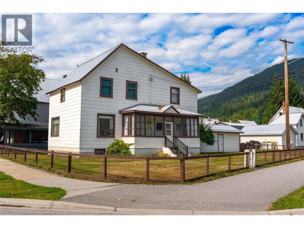 514 Fourth Street E, Revelstoke