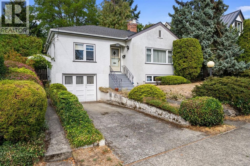 1258 Rockland Ave, Victoria