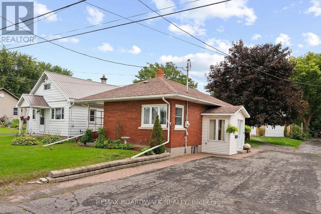 208 Oxford Street E, North Grenville
