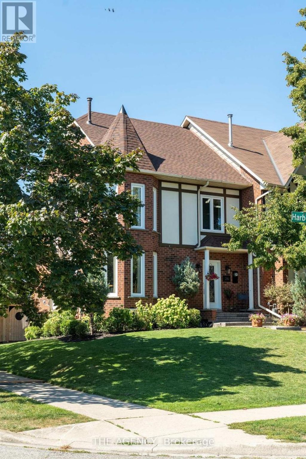 26 Harbour Drive, Hamilton (lakeshore)