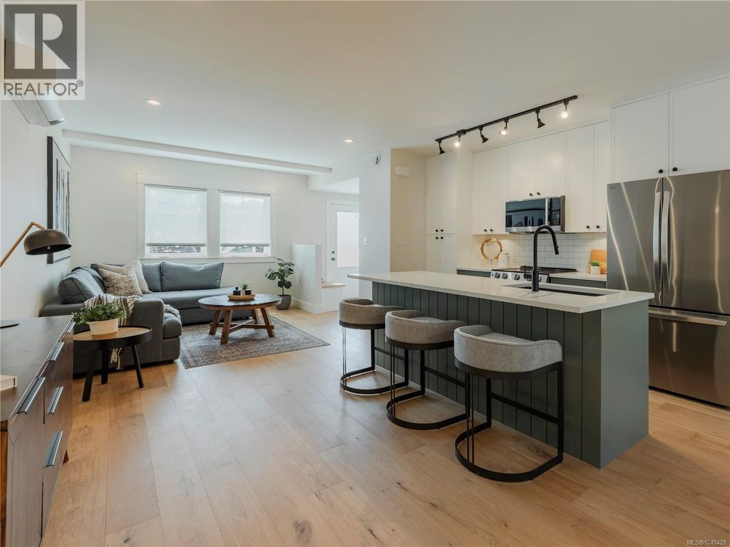 4 1830 Allenby St, Saanich