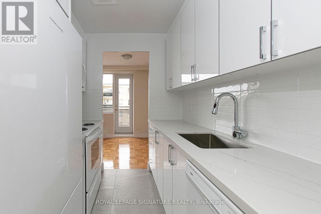 203 - 2 Grandstand Place, Toronto (thorncliffe Park)