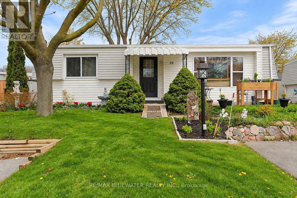 35 Pebble Beach Parkway, South Huron (stephen)