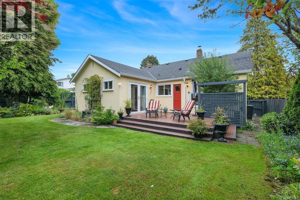 868 Hampshire Rd, Oak Bay