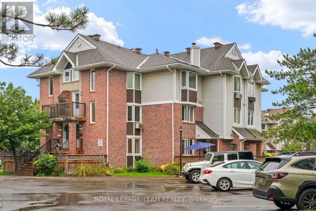 12 - 12-2 Stonebank Crescent, Ottawa