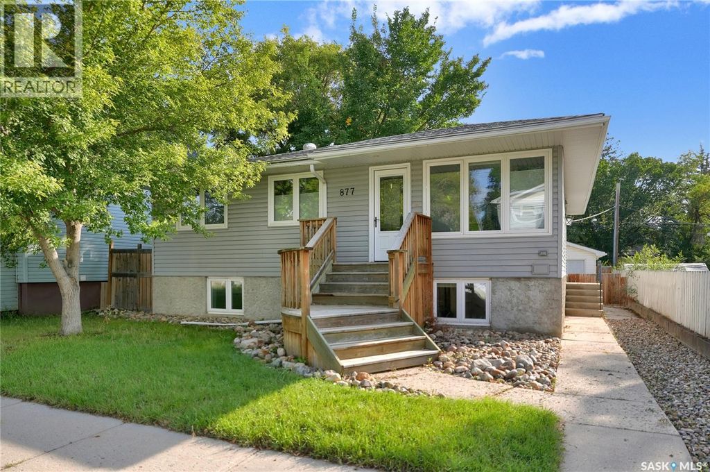 877 Elgin Avenue, Moose Jaw