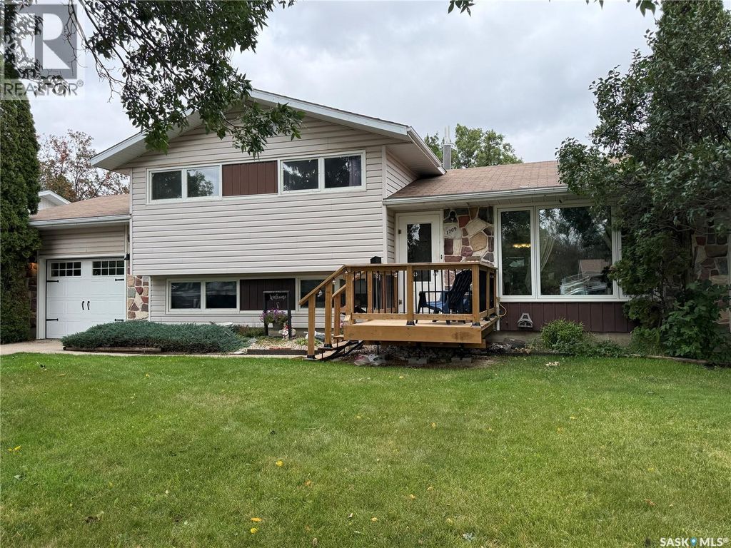 1709 Eaglesham Avenue, Weyburn