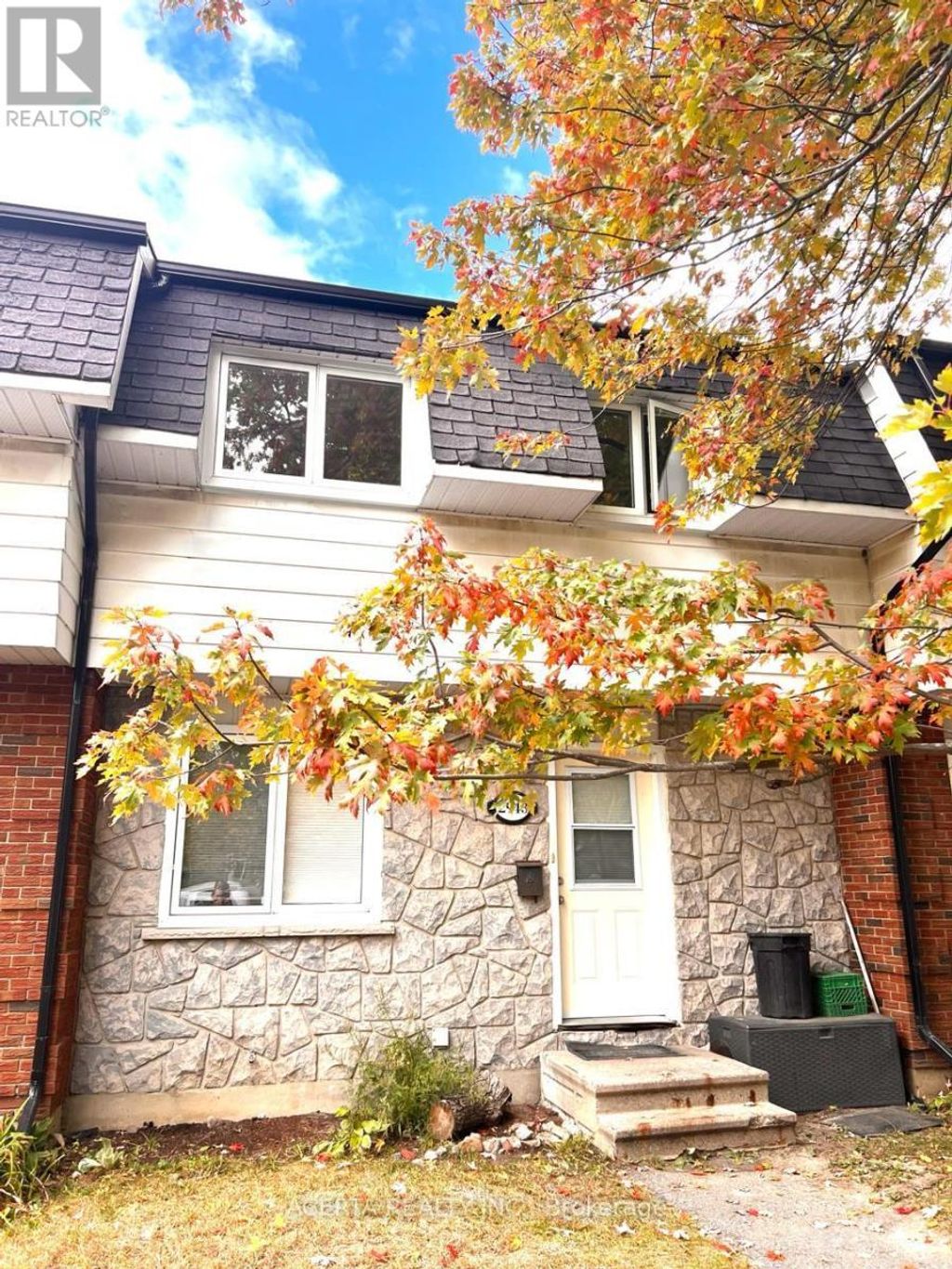 2943 Ahearn Avenue, Ottawa