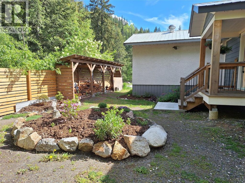 624 Slocan Avenue, New Denver