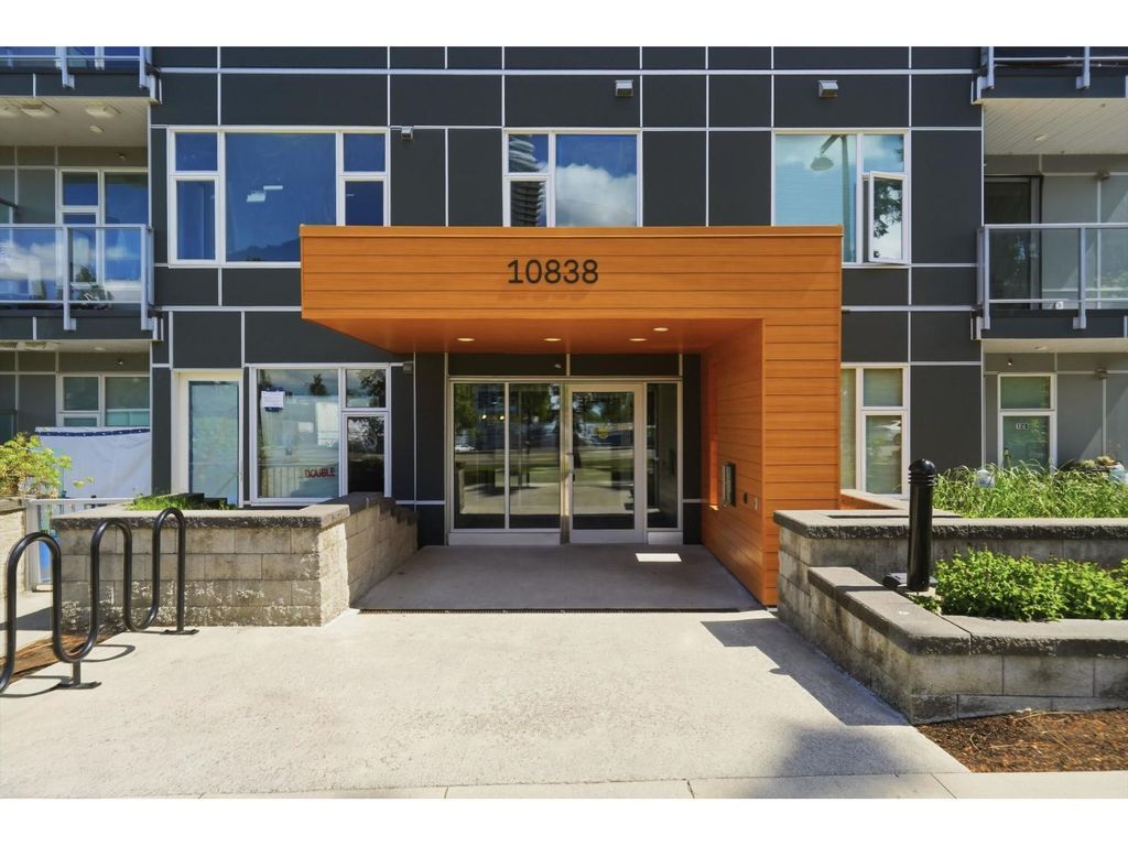 211 10838 Whalley Boulevard, Surrey