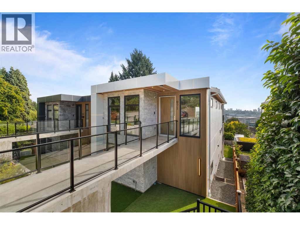 971 Adderley Street, North Vancouver