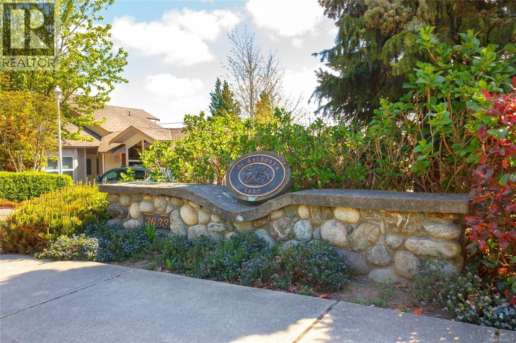 3 3633 Cedar Hill Rd, Saanich