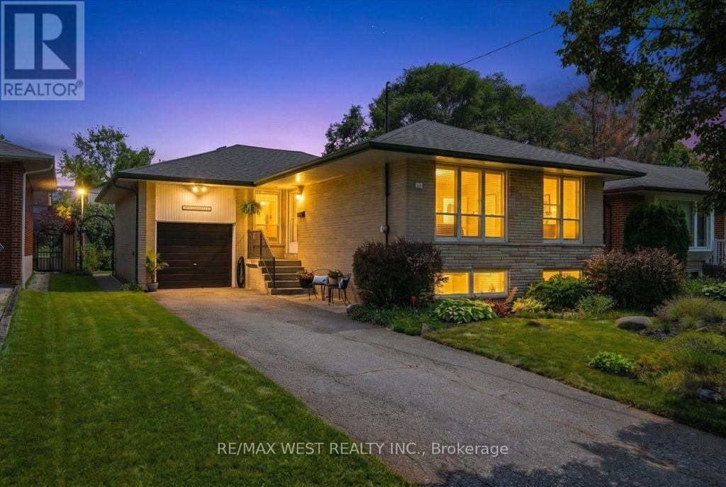 19 Decarie Circle, Toronto (eringate-Centennial-West Deane)