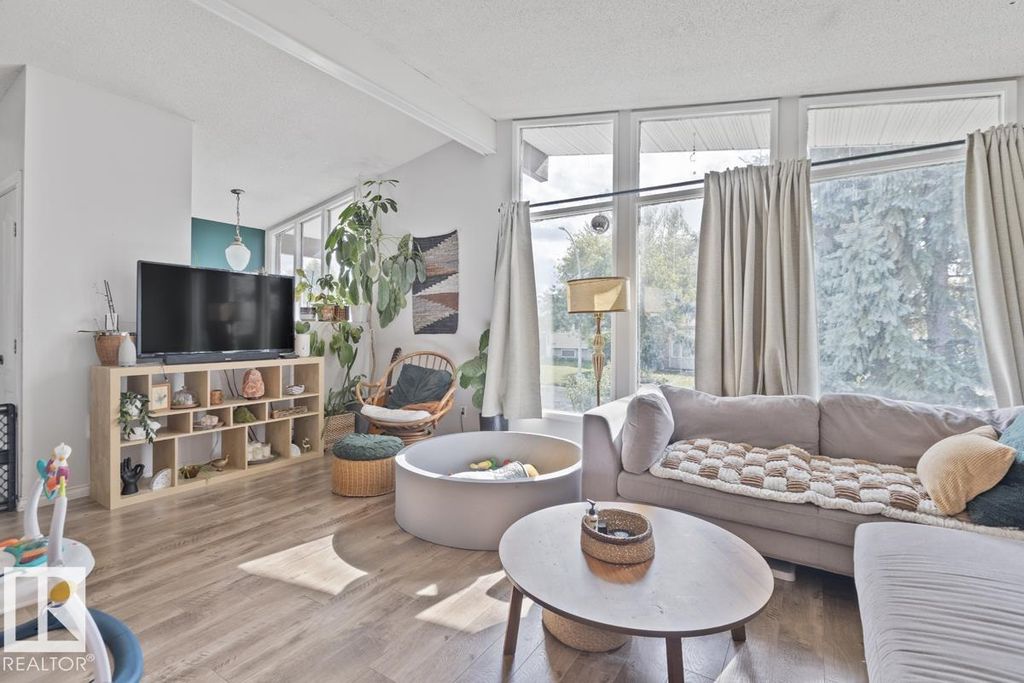 8808 43 Av Nw, Edmonton