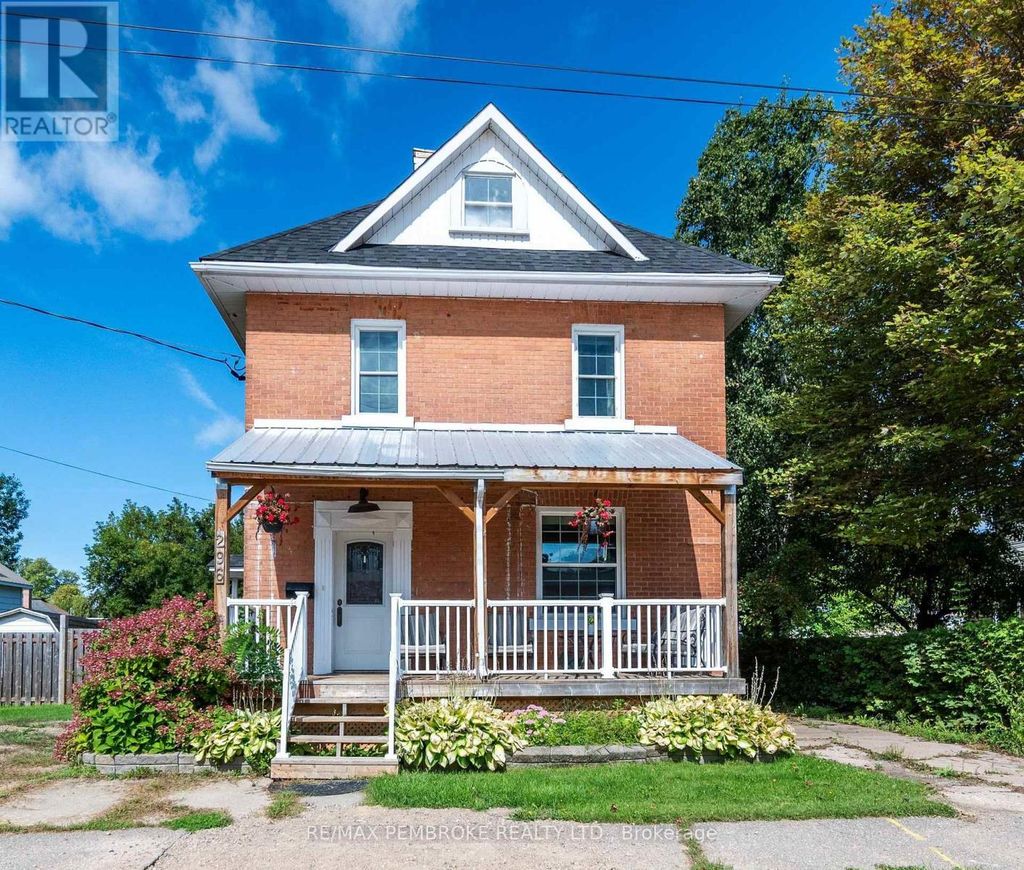 296 First Avenue N, Pembroke