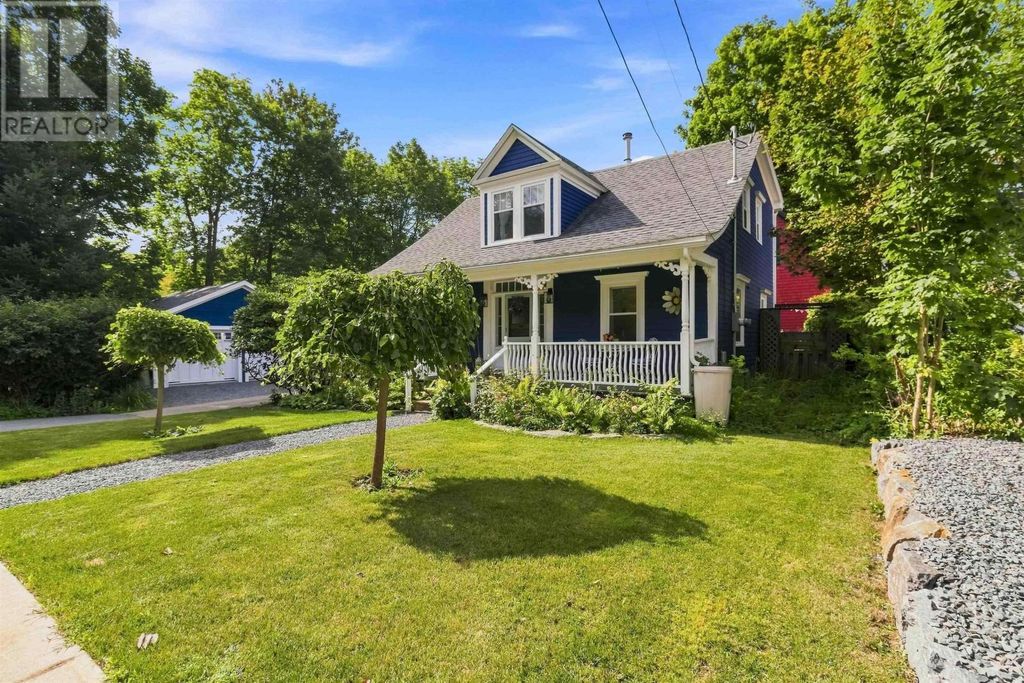 102 Pleasant Street, Mahone Bay