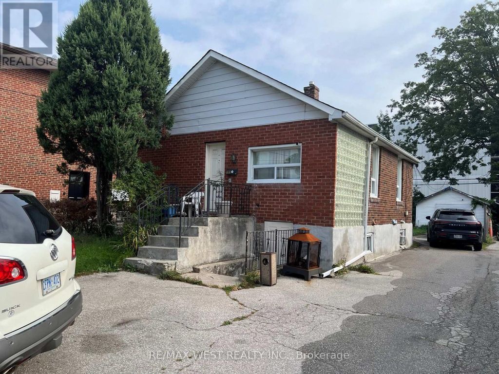 165 Thirtieth Street, Toronto (alderwood)