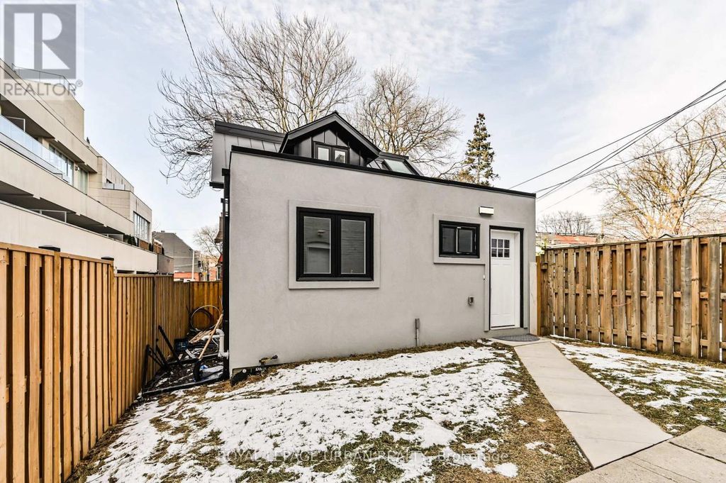 208 Woodbine Avenue, Toronto (the Beaches)