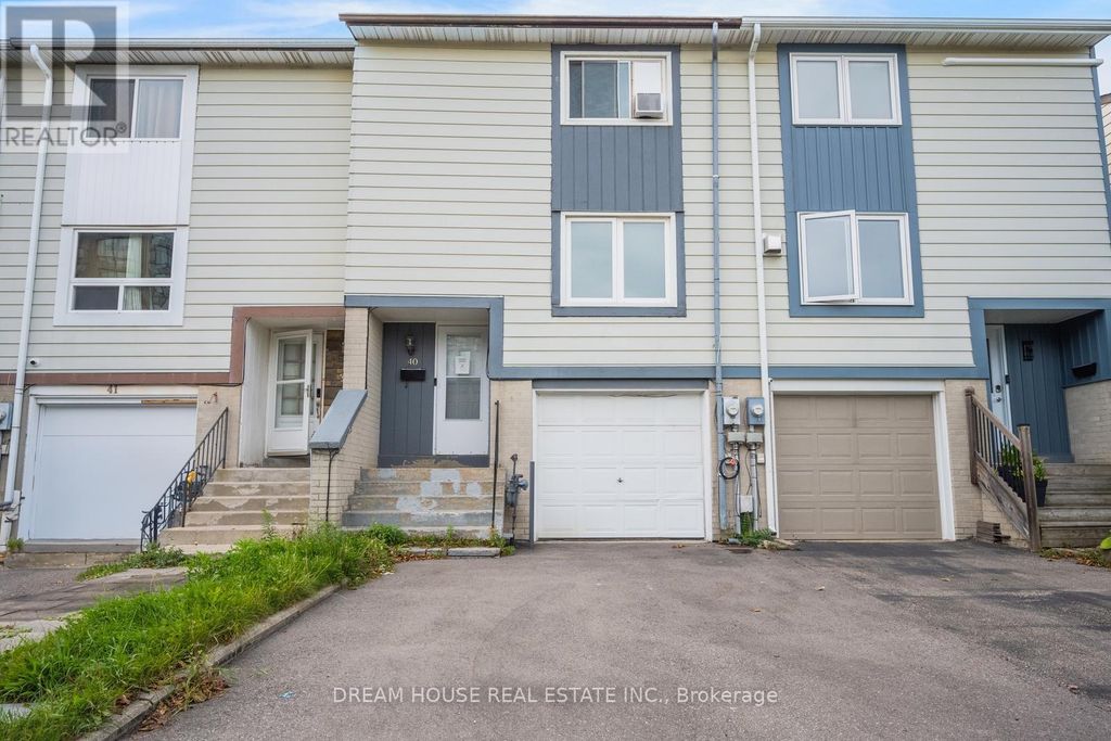40 Hoskins Square, Brampton (central Park)