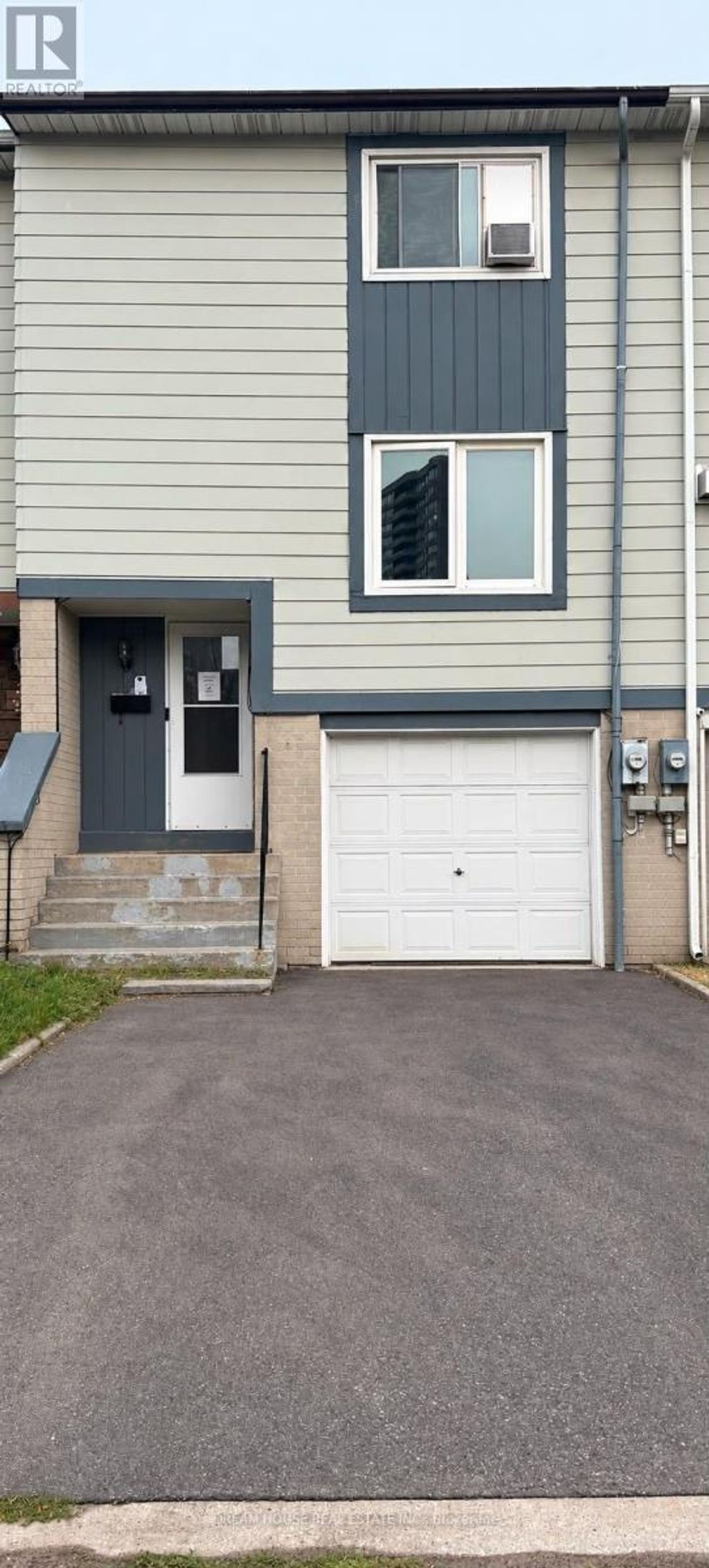 40 Hoskins Square, Brampton (central Park)