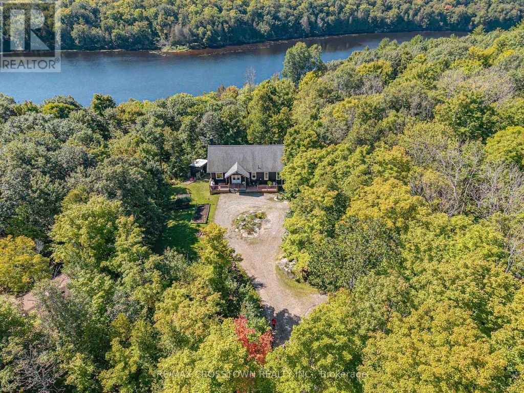 482 East Poverty Bay Road, Magnetawan (ahmic Harbour)