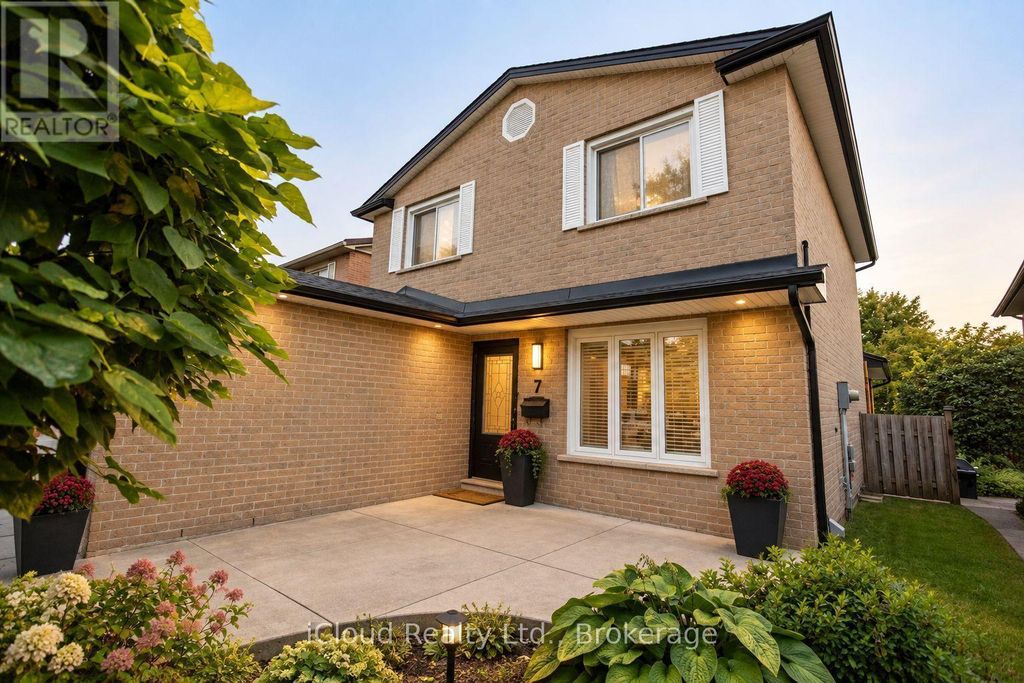 7 Drakes Drive, Hamilton (lakeshore)