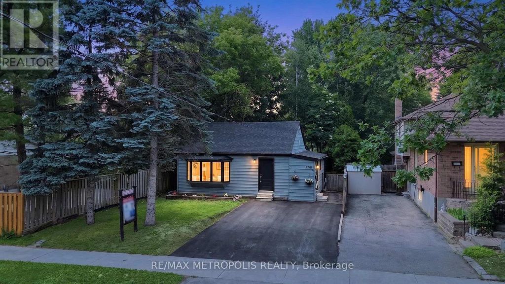 208 Palmerston Avenue, Whitby (williamsburg)