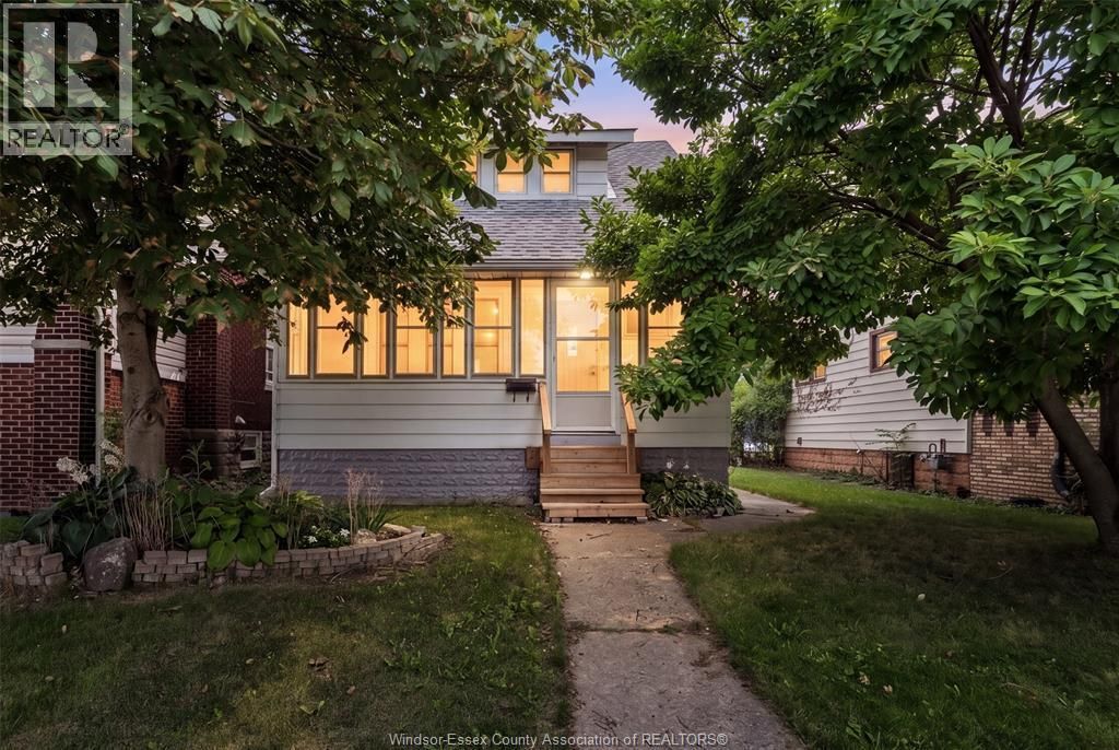 1245 Giles Boulevard East, Windsor
