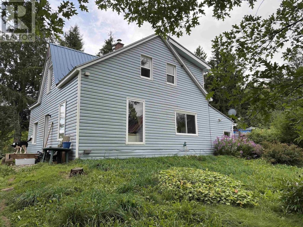 3735 East River West Side Road, St. Pauls