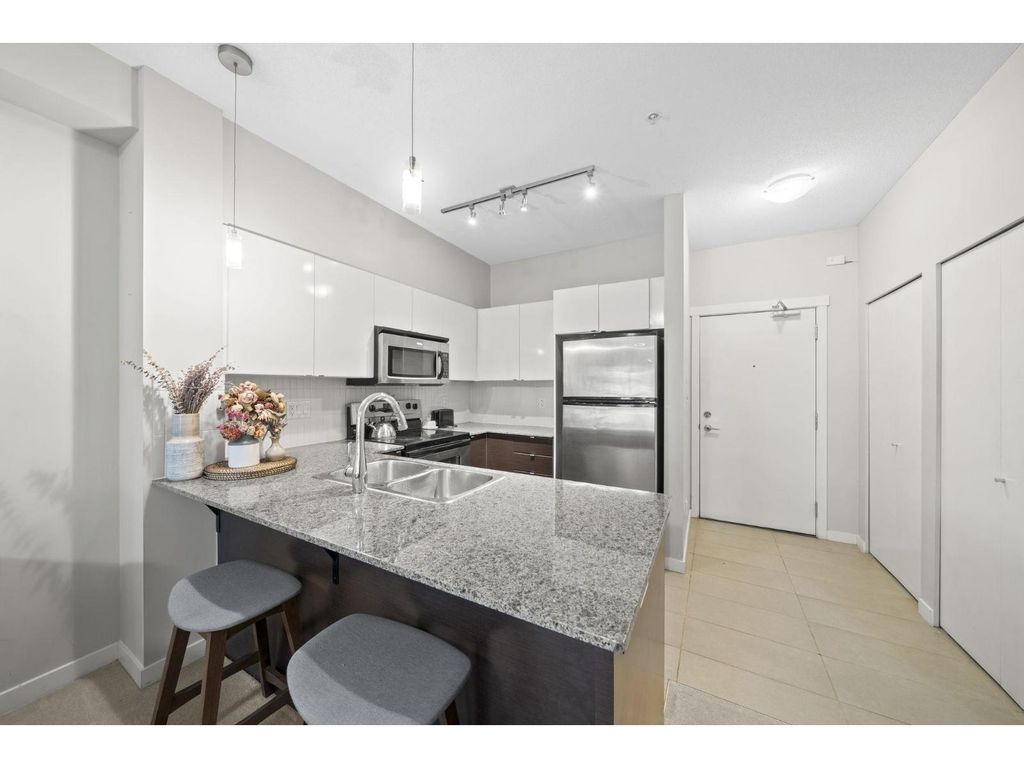 216 13733 107a Avenue, Surrey