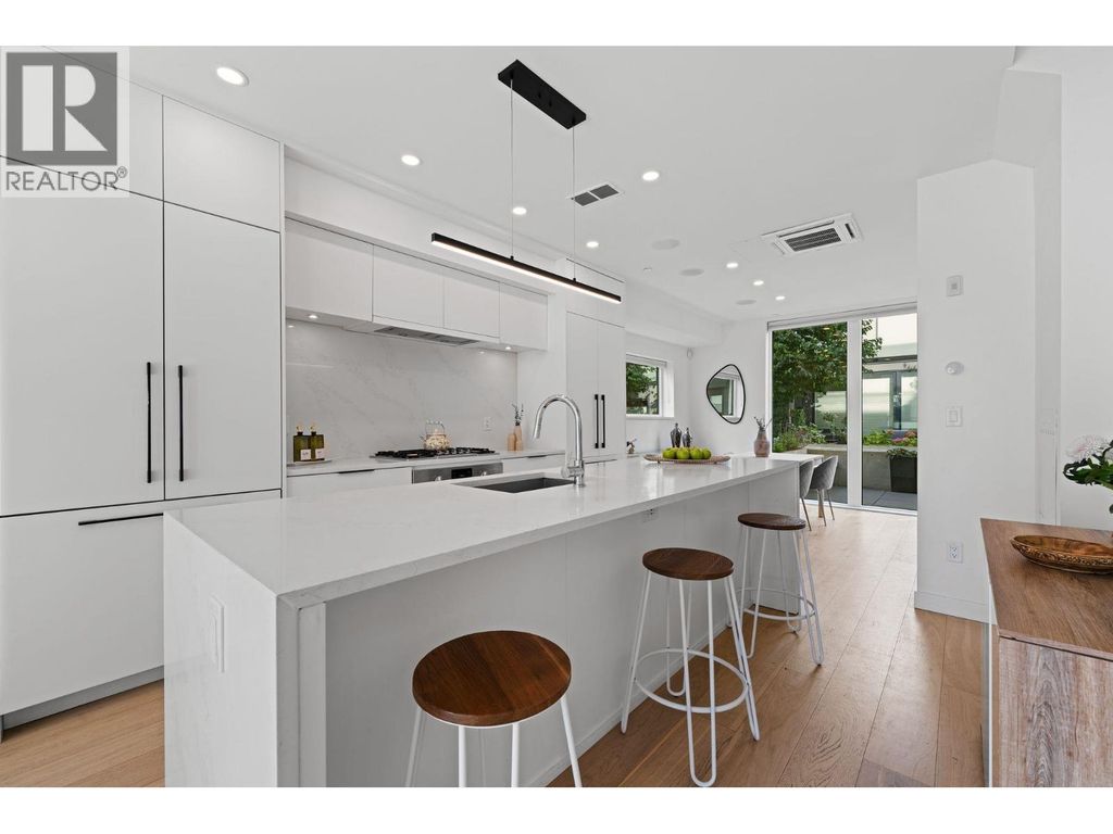 125 649 E 3rd Street, North Vancouver