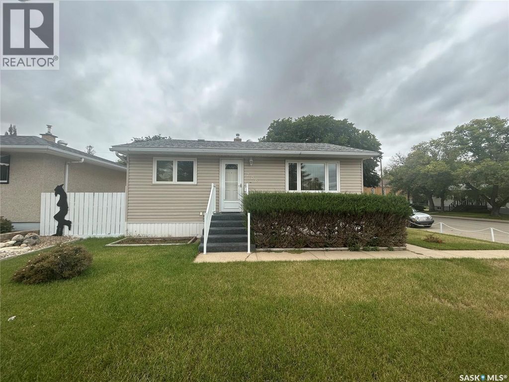 706 Vaughan Street W, Moose Jaw