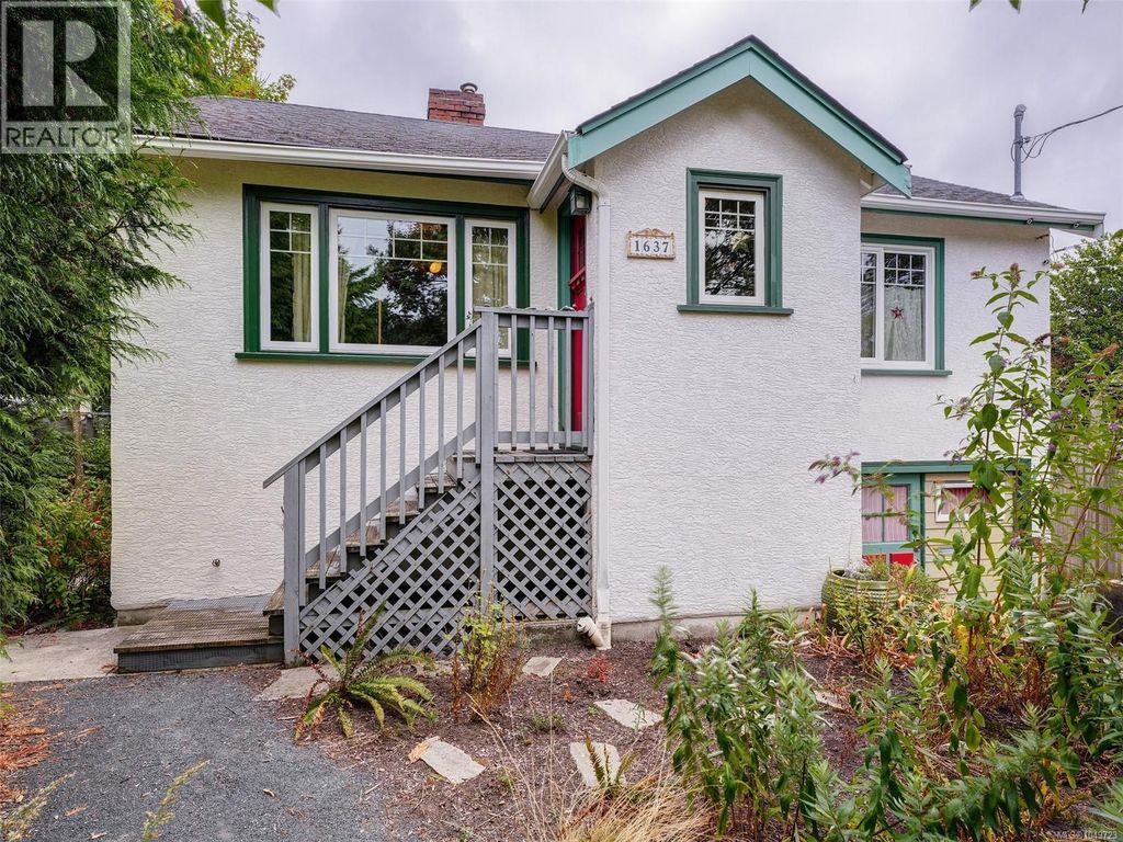 1637 Mcrae Ave, Saanich