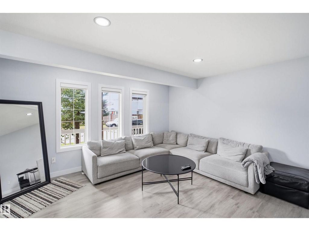 2122 37 Av Nw, Edmonton