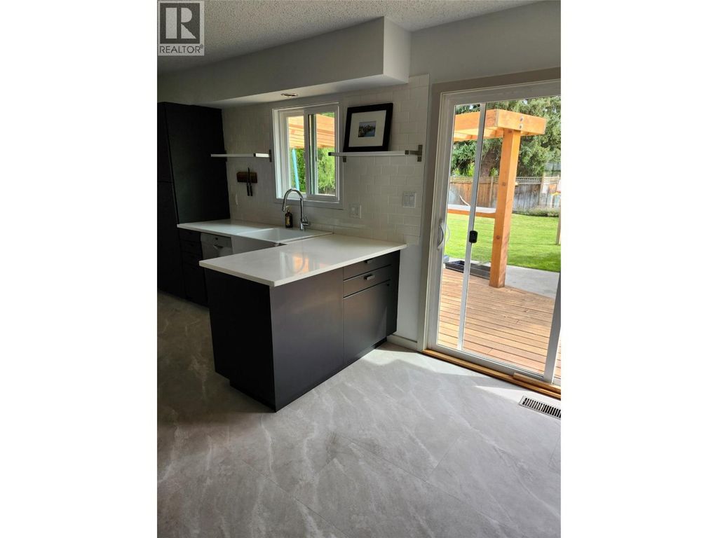 12261 Saunders Crescent, Summerland