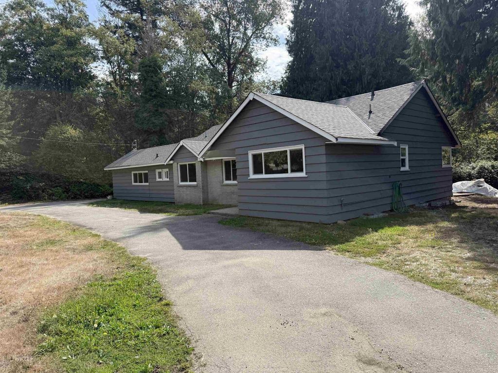 12137 New Mclellan Road, Surrey