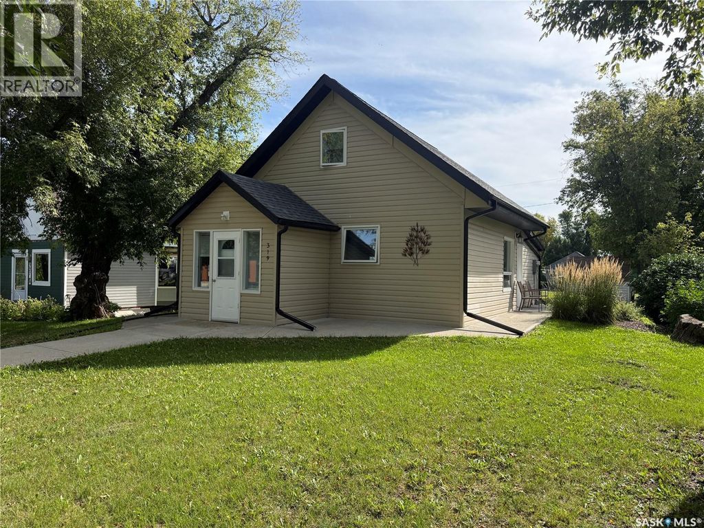 319 6th Avenue E, Melville