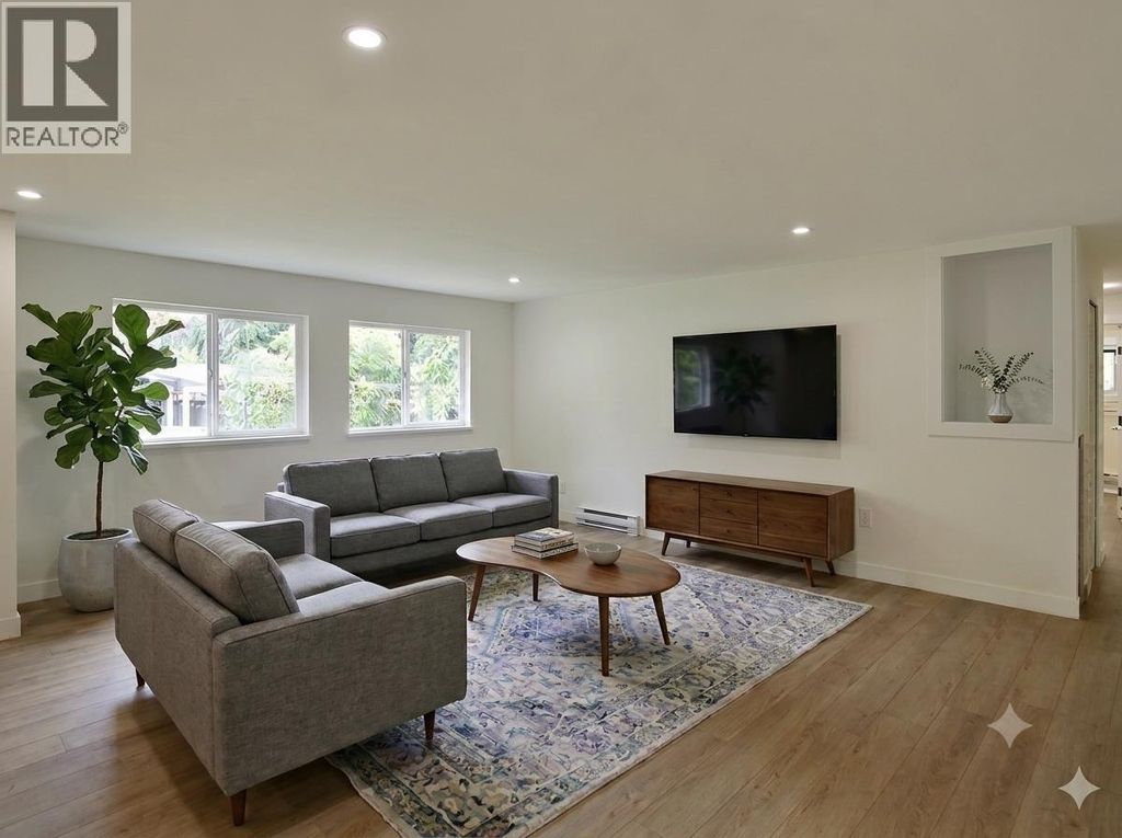 5787 Ebbtide Street, Sechelt