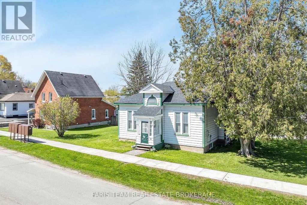 16 Peel Street, Penetanguishene