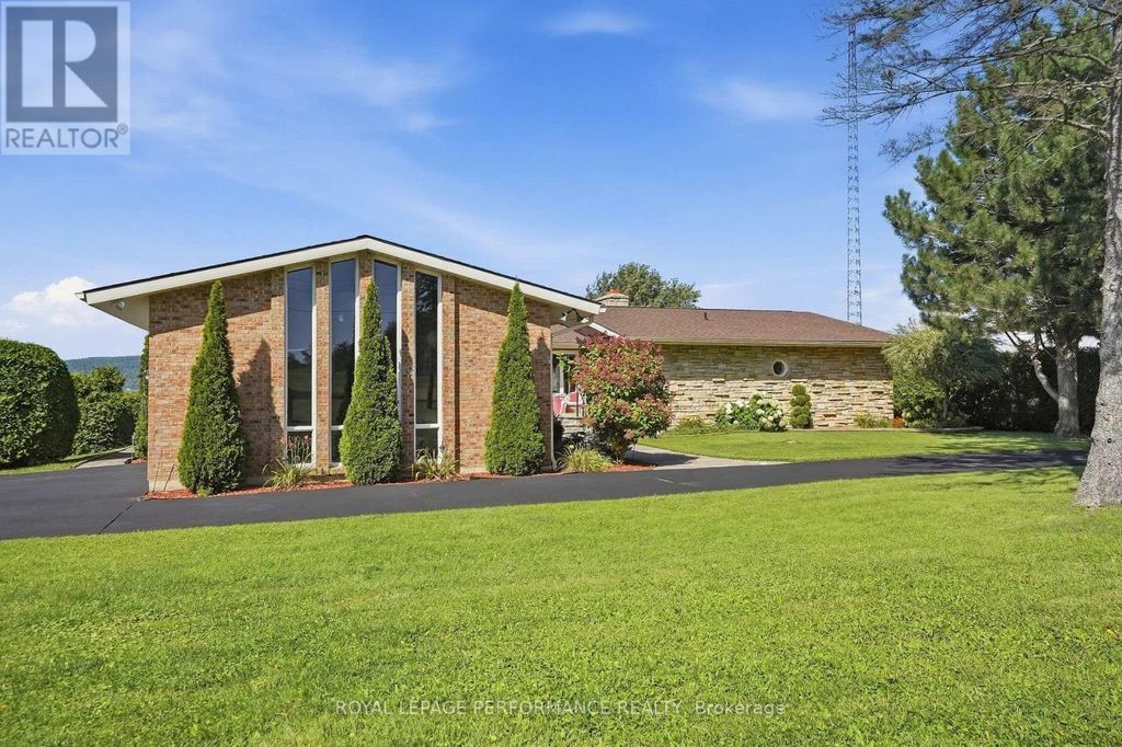 2442 Bay Road, Champlain