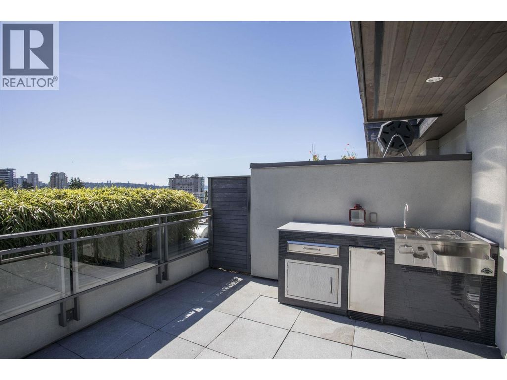 300 2432 Haywood Avenue, West Vancouver