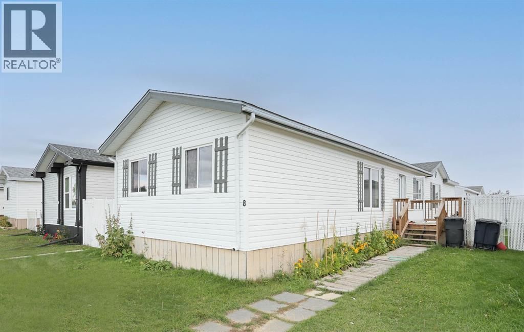 8 Meadowplace Crescent E, Brooks