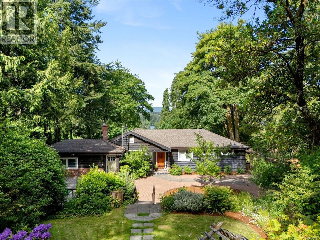 5168 Santa Clara Ave, Saanich