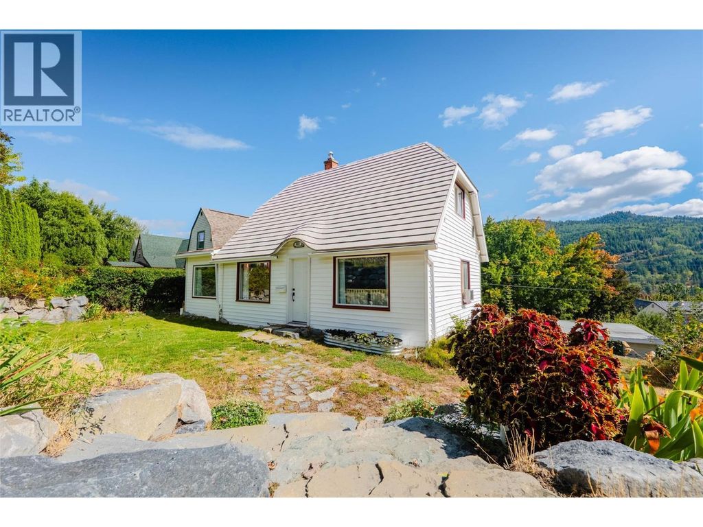 660 Dickens Street, Warfield