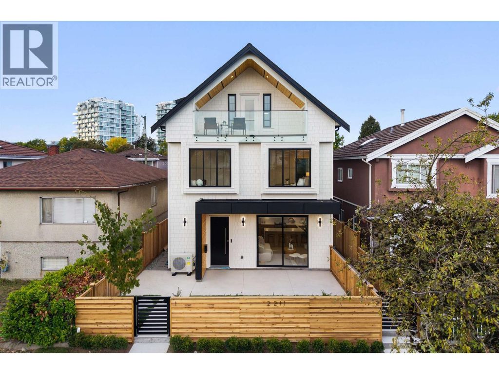 2 2211 Mannering Avenue, Vancouver